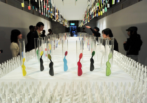 Visitors view various toothbrushes at a private exhibition from Wu Kwang-tyng, an associate professor of Tamkang University Department of Architecture, in Taipei,  Taiwan, April 6, 2013. [Photo/Xinhua] 