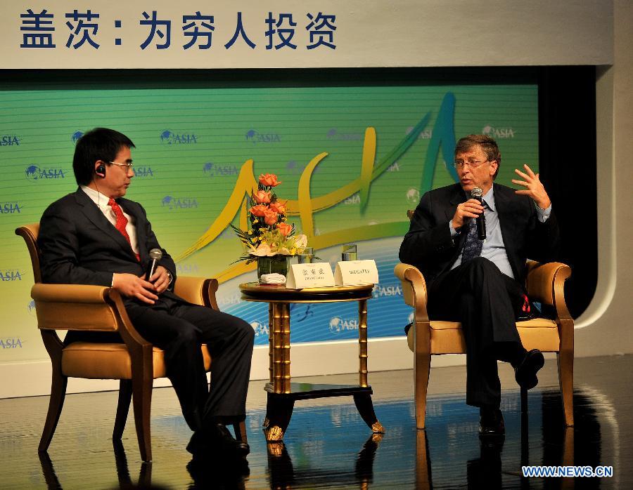 Co-chair and Trustee of Bill and Melinda Gates Foundation Bill Gates (R), who is also the founder of Microsoft, speaks on a Boao Dialogue under the theme of "Investment for the Poor" during this year's annual meeting of the Boao Forum for Asia in Boao, south China's Hainan Province, April 6, 2013. (Xinhua/Jiang Enyu)