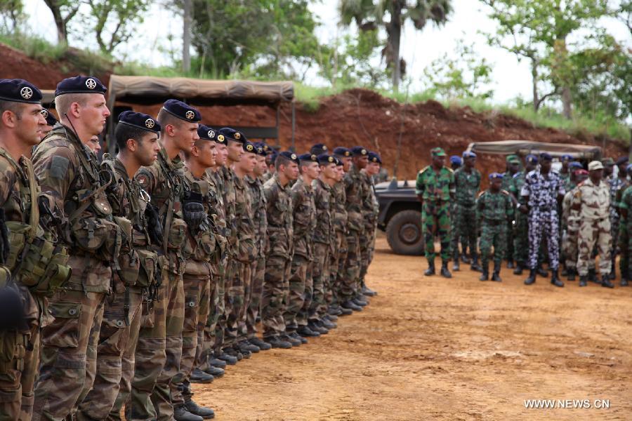French soldiers stand near Cote d'Ivoire soldiers during a joint drill ahead of the latters' departure for Mali, in Toumodi, 200 kilometers northwest of Abidjan, Cote d'Ivoire, April 6, 2013. (Xinhua/Koula Coulibaly) 