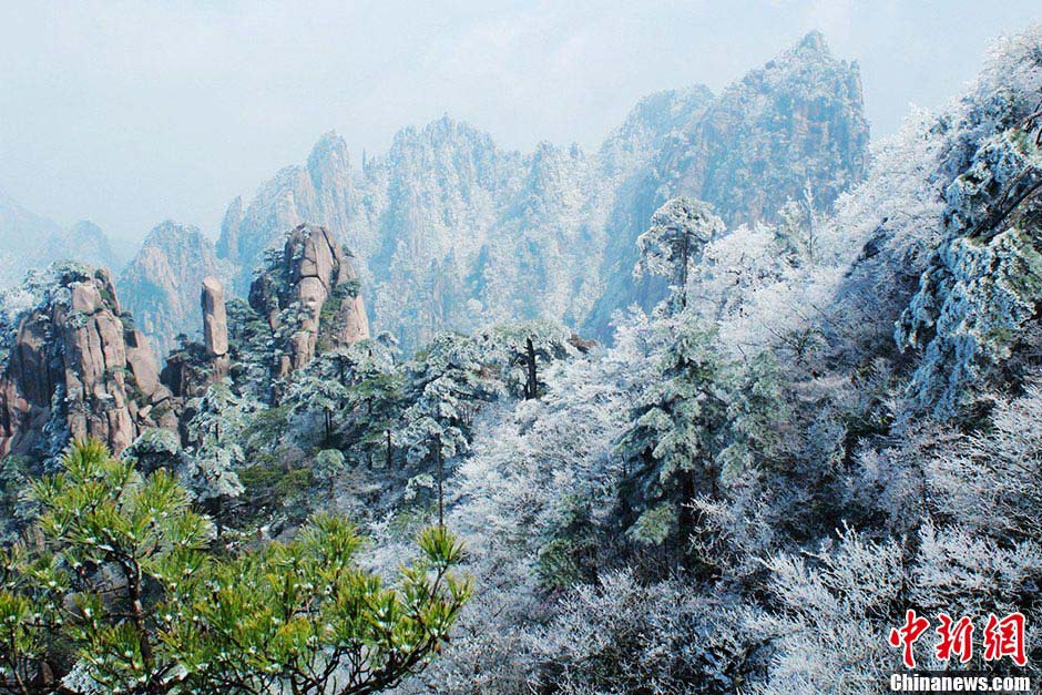 The Huangshan Mountain scenic spot in East China's Anhui Province saw a snow fall on April 6, 2013. Photo shows the beautiful scenery of snow-covered Huangshan Mountain. (CNS/Zhang Qifei)