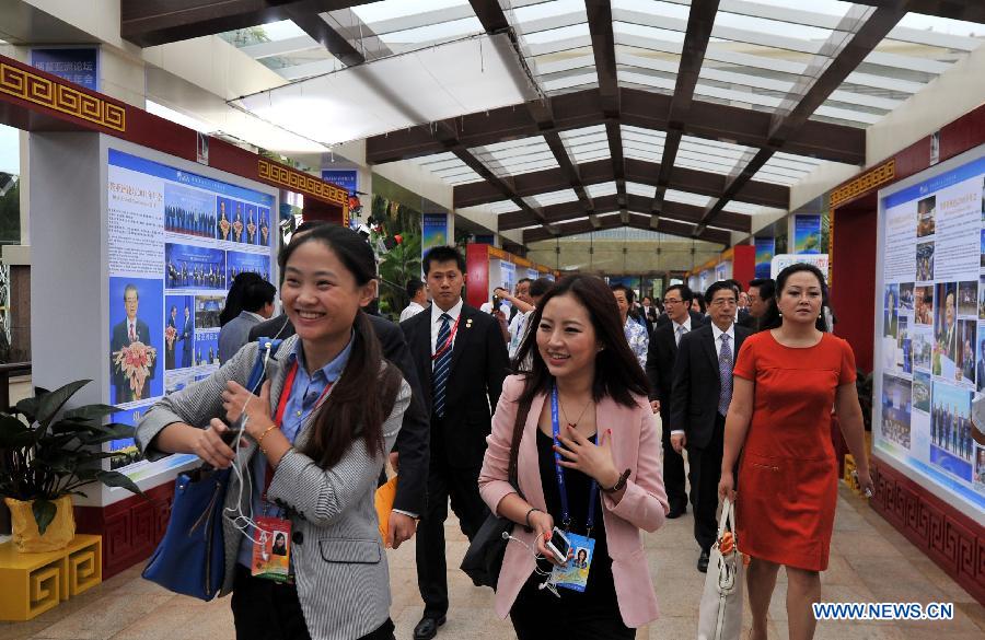Delegates walk into the conference hall prior to the opening ceremony of the Boao Forum for Asia (BFA) Annual Conference 2013 in Boao, south China's Hainan Province, April 7, 2013. (Xinhua/Jiang Enyu)