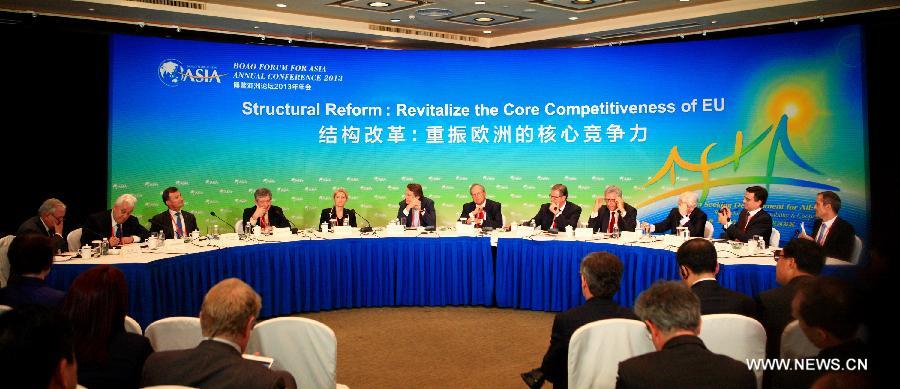 Delegates attend a roundtable discussion themed in "Structural Reform: Revitalize the Core Competitiveness of EU" during the Boao Forum for Asia (BFA) Annual Conference 2013 in Boao, south China's Hainan Province, April 7, 2013. (Xinhua/Xu Zijian)