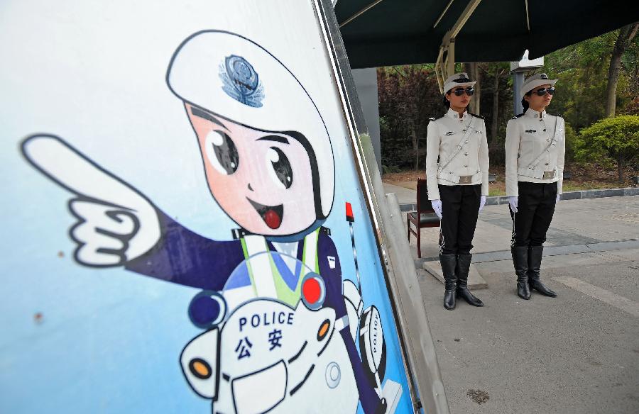Traffic policewomen are seen on duty in Neijiang City, southwest China's Sichuan Province, April 2, 2013. Founded in April, 2011, the female detachment of local traffic police force includes 2 police officers and 28 auxiliary police officers, with an average age of 23. (Xinhua/Xue Yubin)