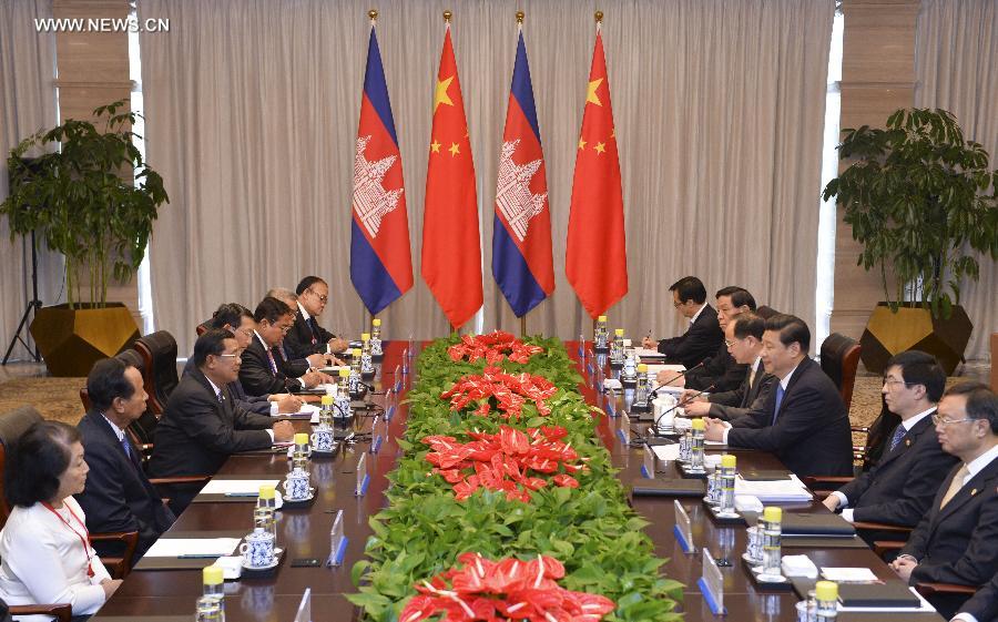 Chinese President Xi Jinping (3rd R) meets with Cambodian Prime Minister Hun Sen (3rd L) on the sidelines of Boao Forum for Asia (BFA) Annual Conference 2013 in Boao, south China's Hainan Province, April 7, 2013. (Xinhua/Wang Ye)