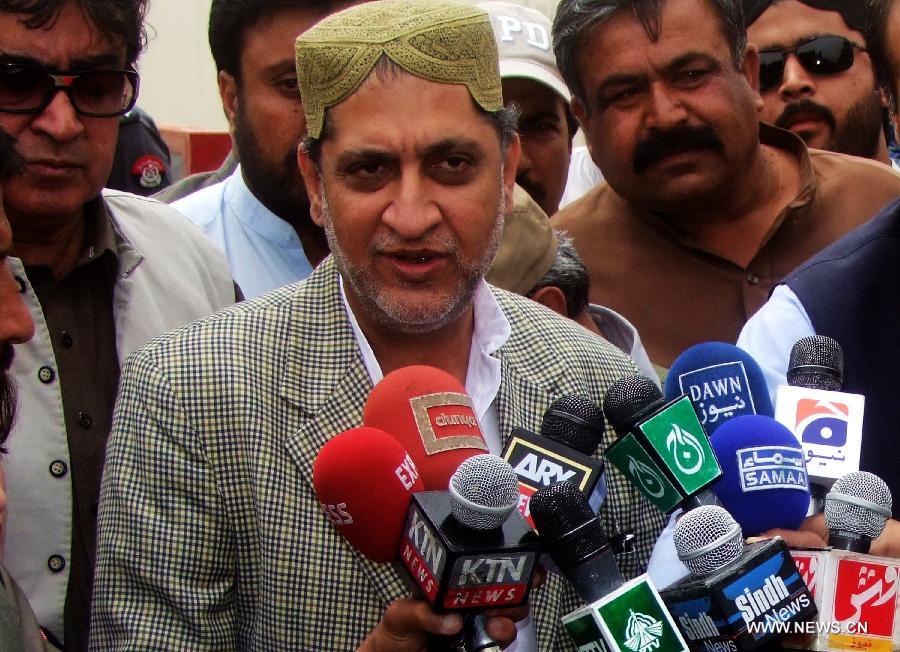 Balochistan National Party chief Akhtar Mengal (C) talks to media on his arrival in southwest Pakistan's Quetta, on April 7, 2013. Mengal arrived in Quetta, after four and half years and addressed a public rally in the provincial capital ahead of upcoming elections. (Xinhua/Mohammad) 