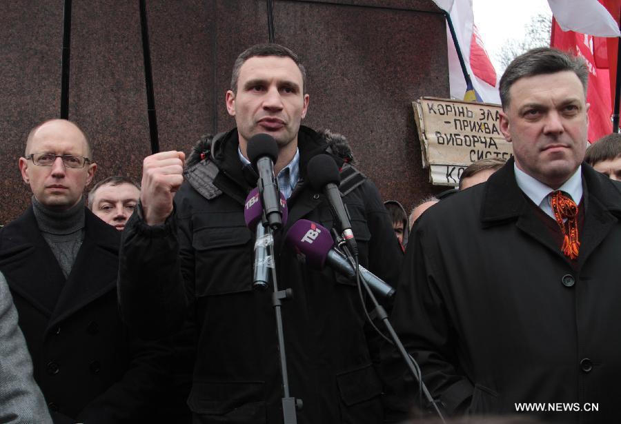 Ukrainian political opposition leader Vitaly Klytchko (C) speaks during a rally in Taras Shevchenko Park in Kiev, Ukraine, April 7, 2013. Over 6,000 people led by Ukrainian political opposition rallied in Taras Shevchenko Park on Sunday, calling for the release of all political prisoners after pardoning former Ukrainian Interior Minister Yuriy Lutsenko by Ukrainian President Yanukovych. (Xinhua/Sergey Starostenko) 