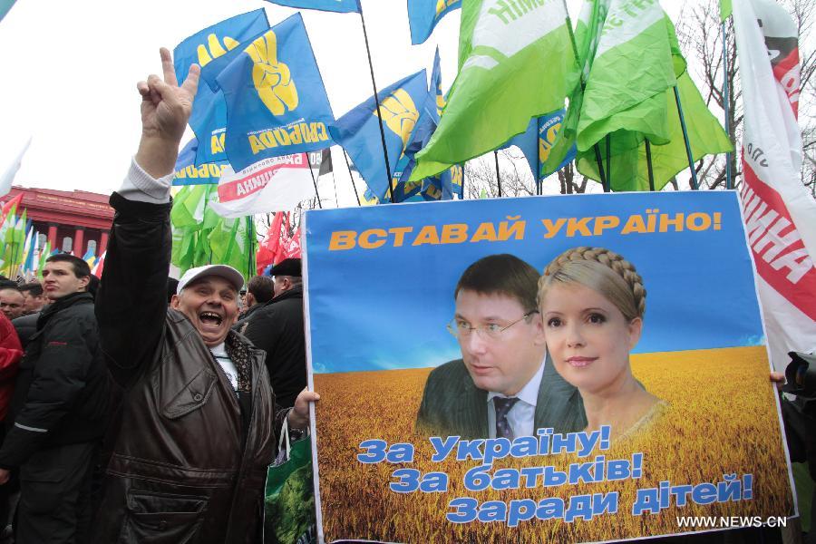 People rally in Taras Shevchenko Park in Kiev, Ukraine, April 7, 2013. Over 6,000 people led by Ukrainian political opposition rallied in Taras Shevchenko Park on Sunday, calling for the release of all political prisoners after pardoning former Ukrainian Interior Minister Yuriy Lutsenko by Ukrainian President Yanukovych. (Xinhua/Sergey Starostenko) 