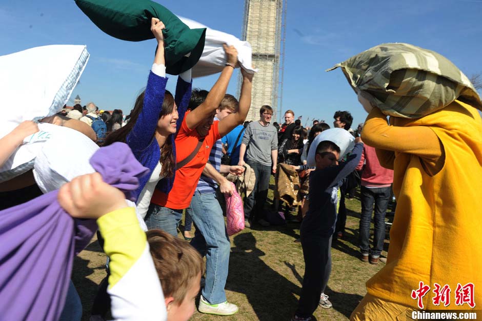People participate in the World Pillow Fight Day in front of the Washington Monument on April 6, 2013 in the Washington D.C., U.S. (Chinanews.com/ Wu Qingcai)
