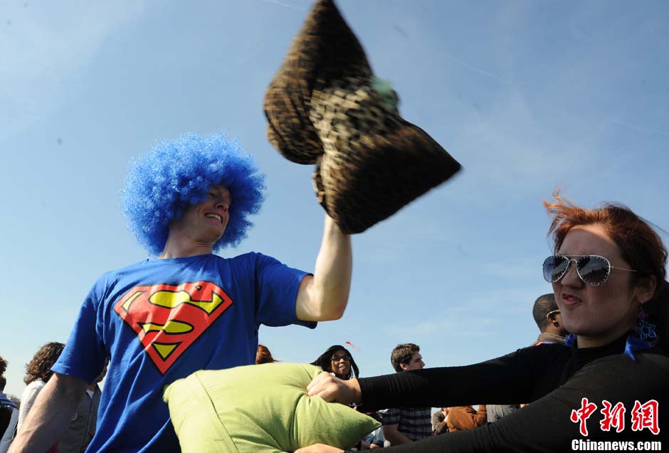 People participate in the World Pillow Fight Day in front of the Washington Monument on April 6, 2013 in the Washington D.C., U.S. (Chinanews.com/ Wu Qingcai)