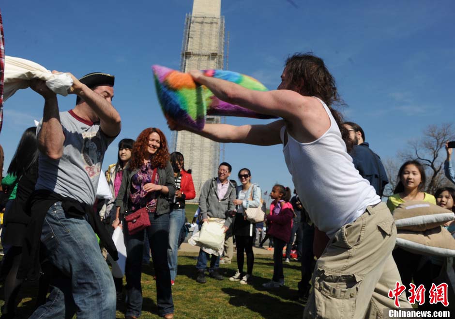 People participate in the World Pillow Fight Day in front of the Washington Monument on April 6, 2013 in the Washington D.C., U.S. (Chinanews.com/ Wu Qingcai)