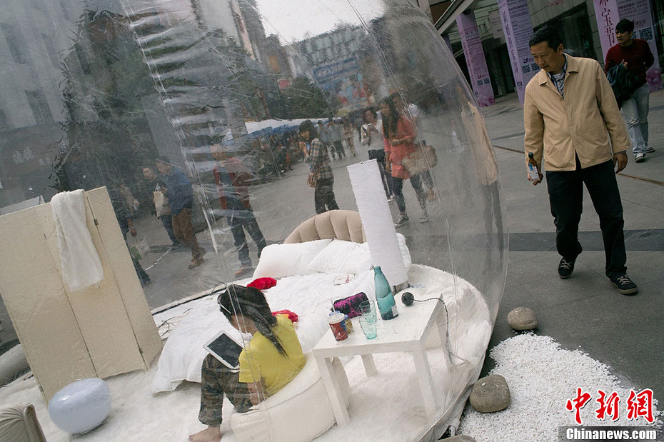 A model lives in a bubble hotel in Chunxi Road, Chengdu, capital of southwest China's Sichuan province on April 7, 2013. (chinanews.com/Zhang Lang)