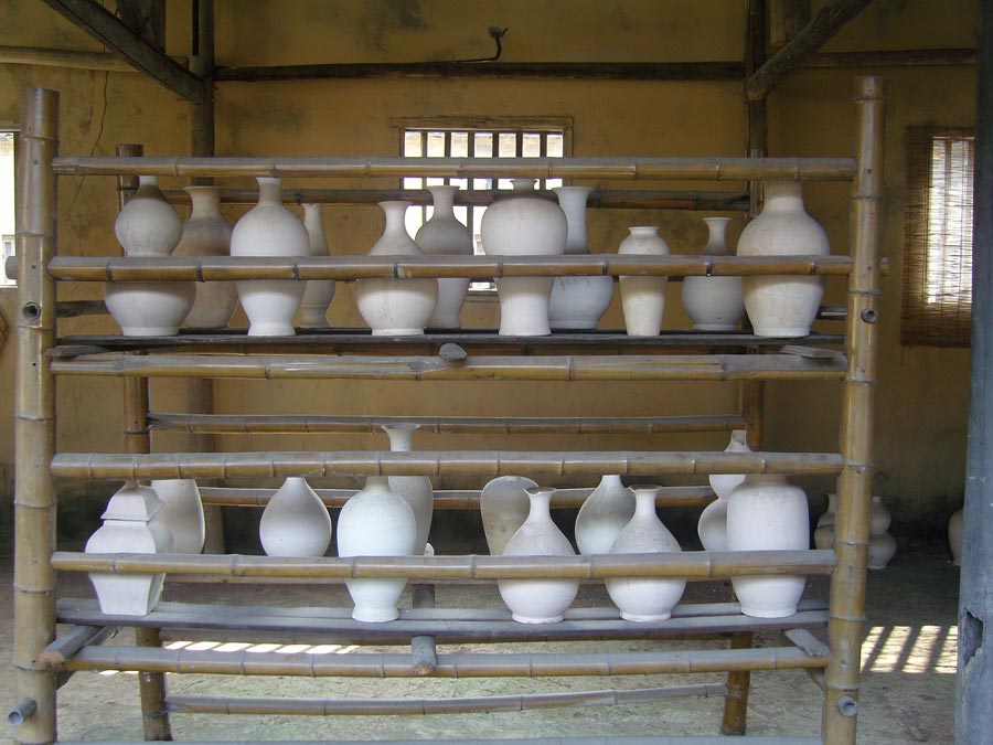 Jingdezhen, also known as Jingde Town, China's "Porcelain Capital", is a city of 1.58 million in Jiangxi Province in eastern China. It is one of the Four Great Towns in China, together with Foshan of Guangdong Province, Hankou of Hubei Province and Zhuxian of Henan Province. The history of producing porcelain can be traced back to the Han Dynasty (202 BC-220 AD). Most people come here to see the ancient ceramics industry. Highly recommended scenic spots include Ceramic History and Culture Zone, Gaoling-Yaoli Scenic Area, Fuliang Ancient Government Office, Hongyan Scenic Area, Deyu Ecological Garden and China Porcelain Garden. [China.org.cn/Zhou Shasha)