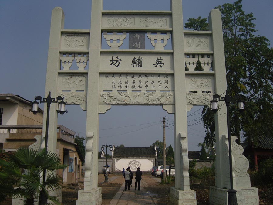 Jingdezhen, also known as Jingde Town, China's "Porcelain Capital", is a city of 1.58 million in Jiangxi Province in eastern China. It is one of the Four Great Towns in China, together with Foshan of Guangdong Province, Hankou of Hubei Province and Zhuxian of Henan Province. The history of producing porcelain can be traced back to the Han Dynasty (202 BC-220 AD). Most people come here to see the ancient ceramics industry. Highly recommended scenic spots include Ceramic History and Culture Zone, Gaoling-Yaoli Scenic Area, Fuliang Ancient Government Office, Hongyan Scenic Area, Deyu Ecological Garden and China Porcelain Garden. [China.org.cn/Zhou Shasha)