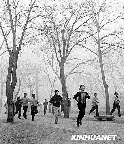 People running on Chang'an Avenue in Beijing, January 3, 1957 (xinhuanet/file photo)