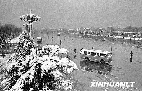 Snow scenery of Chang'an Avenue in Beijing, March 11, 1964 (xinhuanet/file photo)