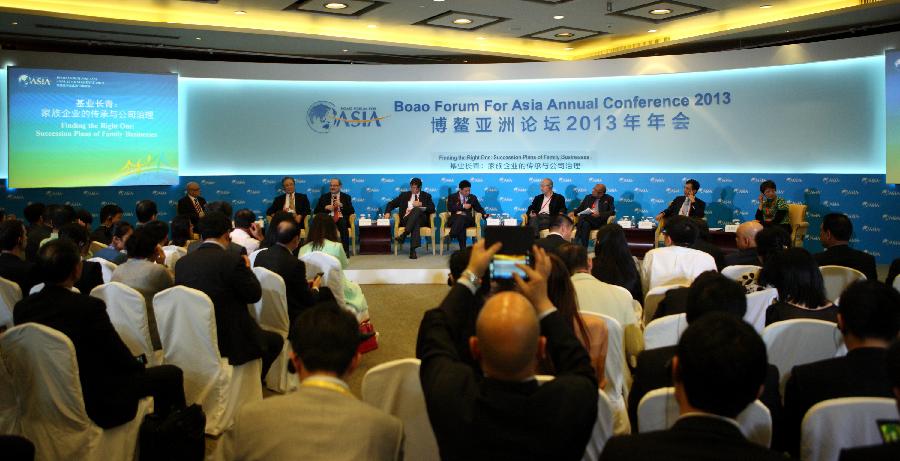 Guests and delegates attend the session of "Finding the Right One: Succession Plans of Family Businesses" at the Boao Forum for Asia (BFA) Annual Conference 2013 in Boao, south China's Hainan Province, April 8, 2013. (Xinhua/Xu Zijian) 