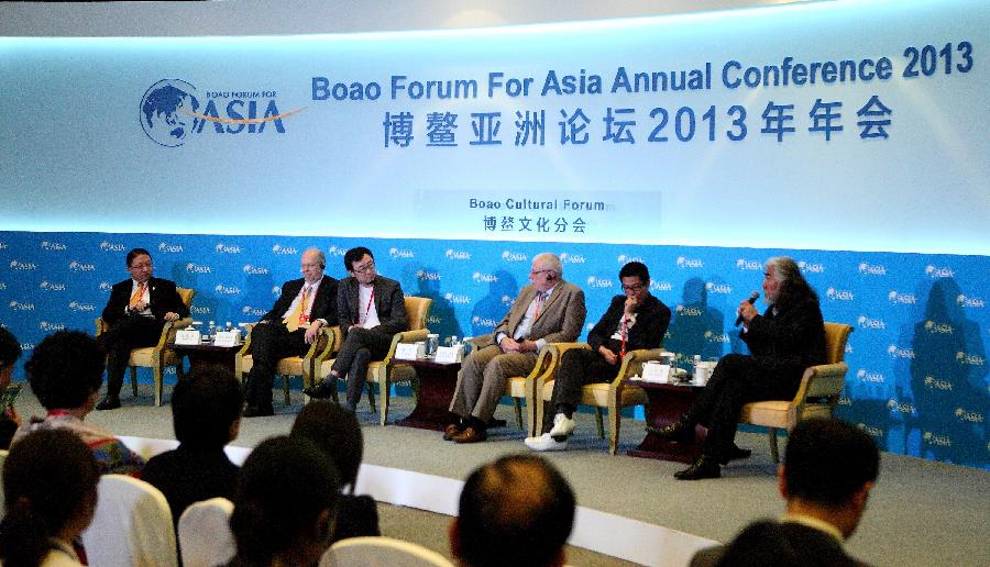 Guests and delegates attend the session of "Boao Cultural Forum" at the Boao Forum for Asia (BFA) Annual Conference 2013 in Boao, south China's Hainan Province, April 8, 2013. (Xinhua/Xu Zijian)