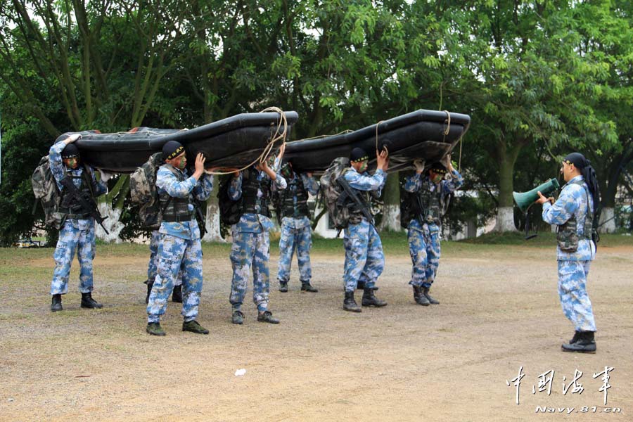 The marines of a brigade of the Navy of the Chinese People's Liberation Army (PLA) are in military skill training in a simulated actual-battlefield environment. (navy.81.cn/Zeng Liang)