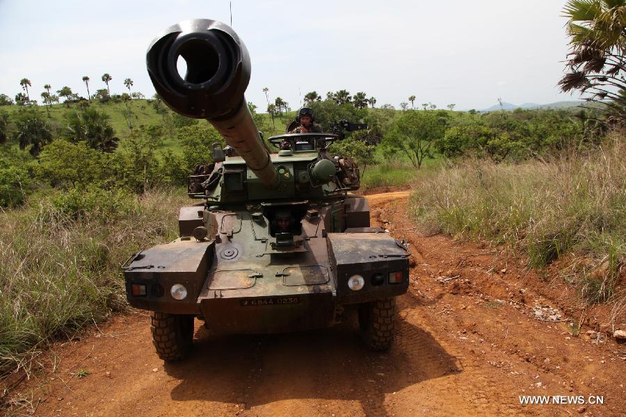 A French soldier takes part in a joint drill with Cote d'Ivoire soldiers ahead of the latters' departure for Mali, in Toumodi, 200 kilometers northwest of Abidjan, Cote d'Ivoire, April 6, 2013. (Xinhua/Koula Coulibaly)