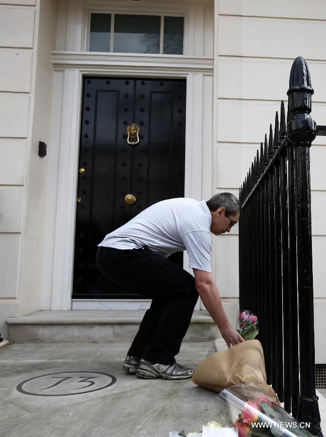 A man lays flowers outside the residence of Baroness Thatcher in No.73 Chester Square in London, Britain, on April 8, 2013. Former British Prime Minister Margaret Thatcher died at the age of 87 after suffering a stroke, her spokesman announced Monday. (Xinhua/Wang Lili) 