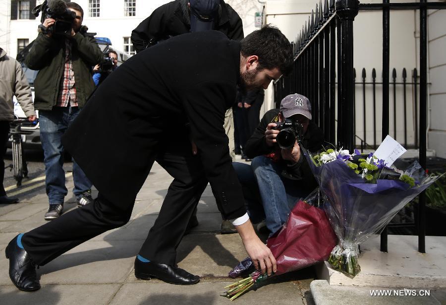 A girl presents floral tributes outside the residence of Baroness Thatcher in No.73 Chester Square in London, Britain, on April 8, 2013. Former British Prime Minister Margaret Thatcher died at the age of 87 after suffering a stroke, her spokesman announced Monday. (Xinhua/Wang Lili)