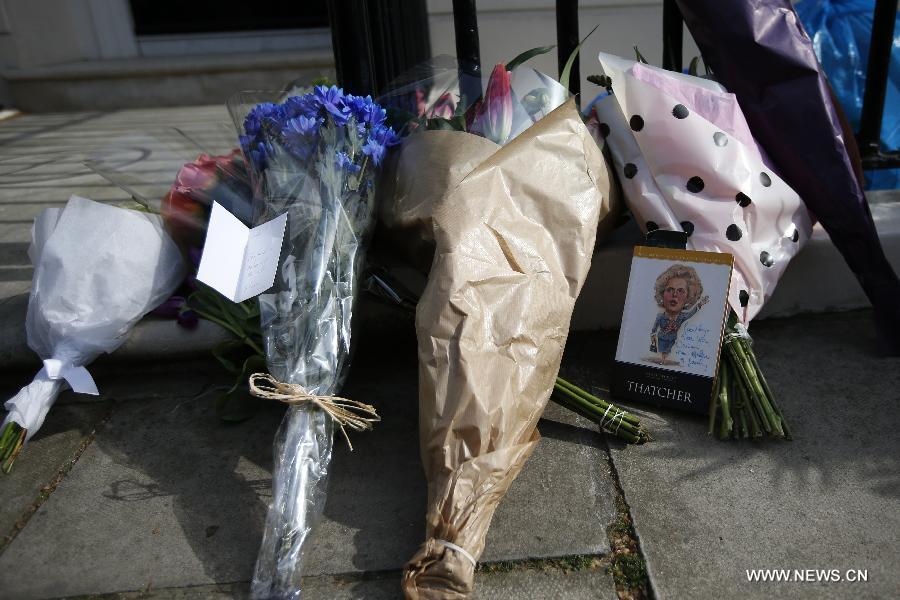 Floral tributes and a book are seen outside the residence of Baroness Thatcher in No.73 Chester Square in London, Britain, on April 8, 2013. Former British Prime Minister Margaret Thatcher died at the age of 87 after suffering a stroke, her spokesman announced Monday. (Xinhua/Wang Lili) 