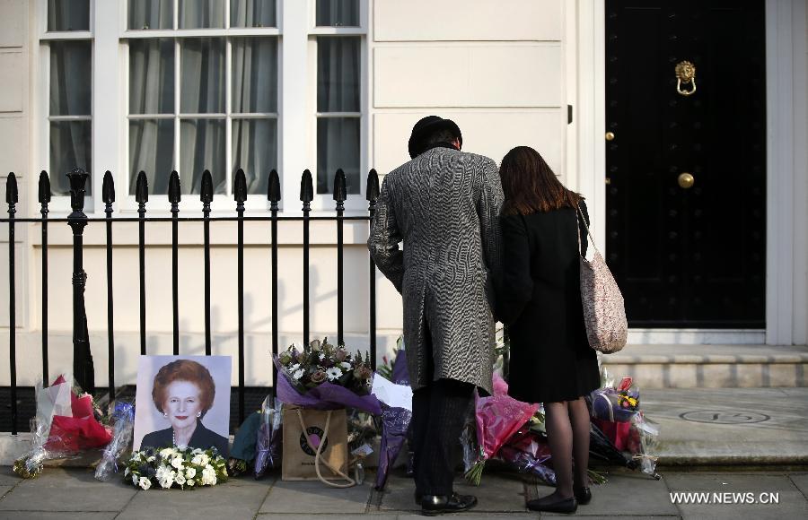 People pay tribute outside the residence of Baroness Thatcher at the Chester Square in London, Britain, on April 8, 2013. It has been confirmed that Lady Thatcher died this morning following a stroke at the age of 87. (Xinhua/Wang Lili)
