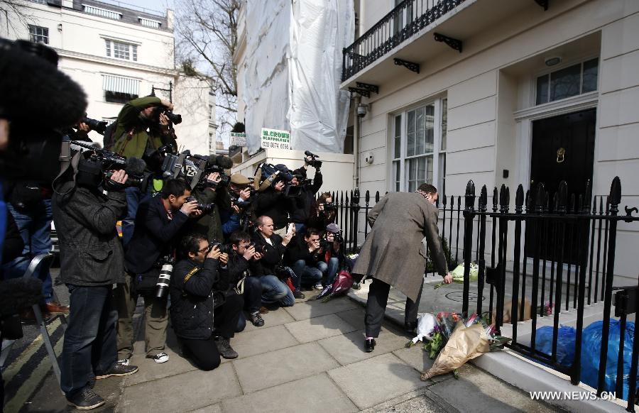 A man lays flowers outside the residence of Baroness Thatcher in No.73 Chester Square in London, Britain, on April 8, 2013. Former British Prime Minister Margaret Thatcher died at the age of 87 after suffering a stroke, her spokesman announced Monday. (Xinhua/Wang Lili)