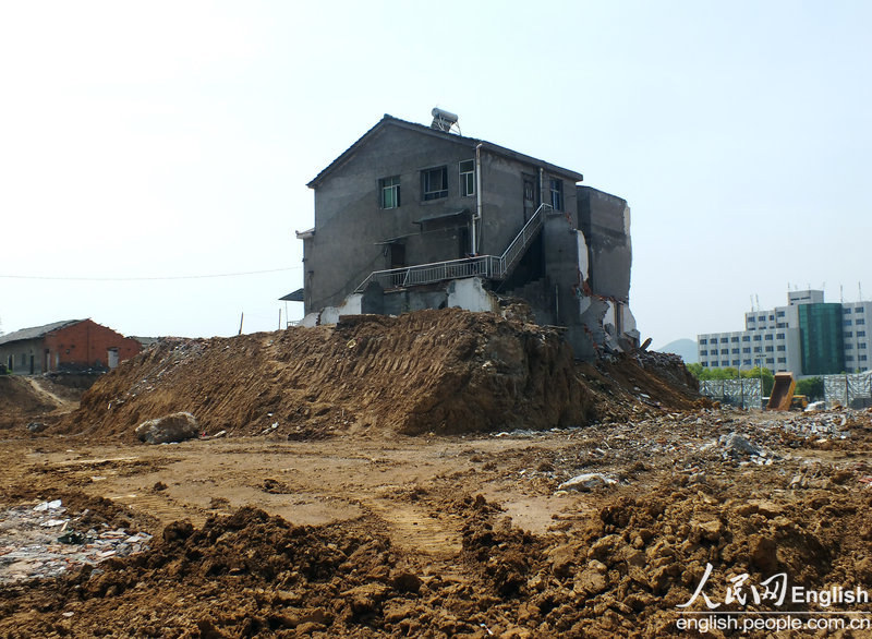 A "nail house" remains at a construction site in Gongqin village of Yichang city, Central China's Hubei province, April 8, 2013.[Photo/CFP]