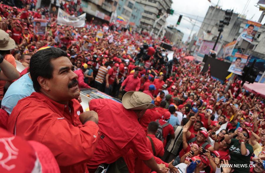 Image provided by Hugo Chavez Campaign Command shows Venezuelan Acting President and presidential candidate Nicolas Maduro (L) attending a campaign in Maturin, Monagas State, Venezuela, on April 8, 2013. Venezuela will held presidential elections on April 14. (Xinhua/Hugo Chavez Campaign Command) 