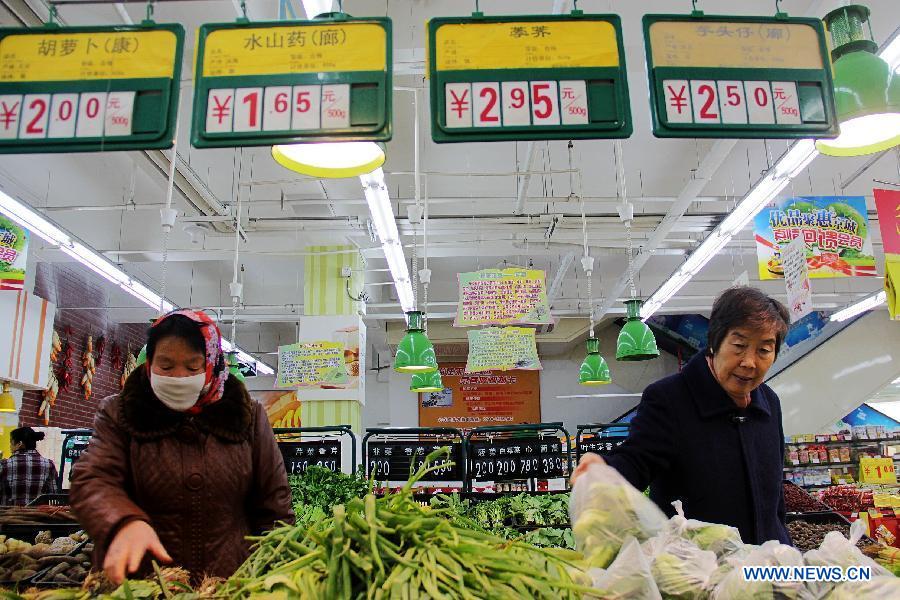 Consumers choose vegetables at a supermarket in Bazhou City, north China's Hebei Province, April 8, 2013. China's consumer price index (CPI), a main gauge of inflation, grew 2.1 percent year on year in March, down from a 10-month high of 3.2 percent in February, official data showed Tuesday. (Xinhua/Wang Xiao)