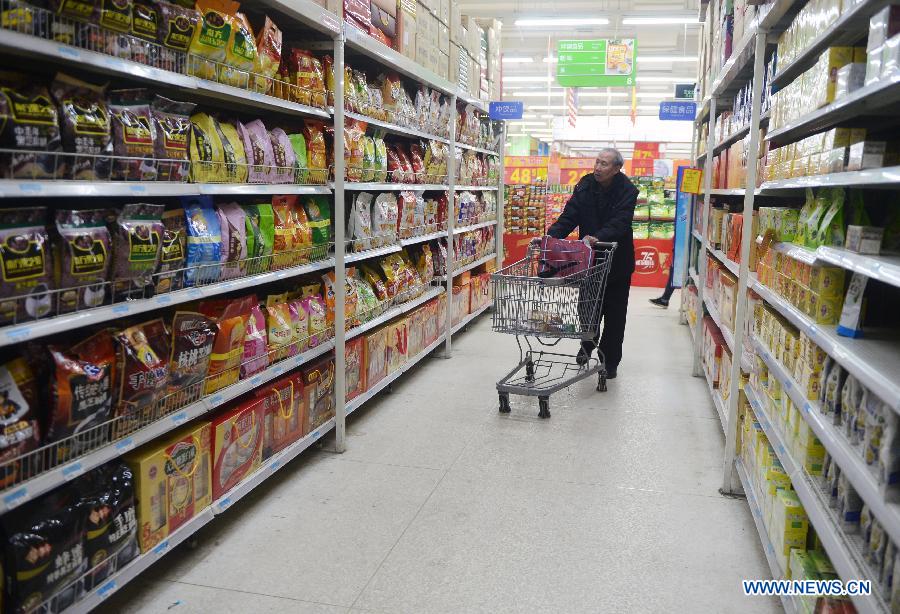 A citizen buys food at a supermarket in Changchun City, northeast China's Jilin Province, April 9, 2013. China's consumer price index (CPI), a main gauge of inflation, grew 2.1 percent year on year in March, down from a 10-month high of 3.2 percent in February, official data showed Tuesday. (Xinhua/Lin Hong)