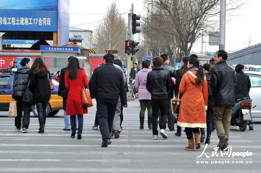 Pedestrians and cyclists jaywalk despite of red light at a crossing of Da Wang Road on April 9,2013. (People's Daily Online/Weng Qiyu)