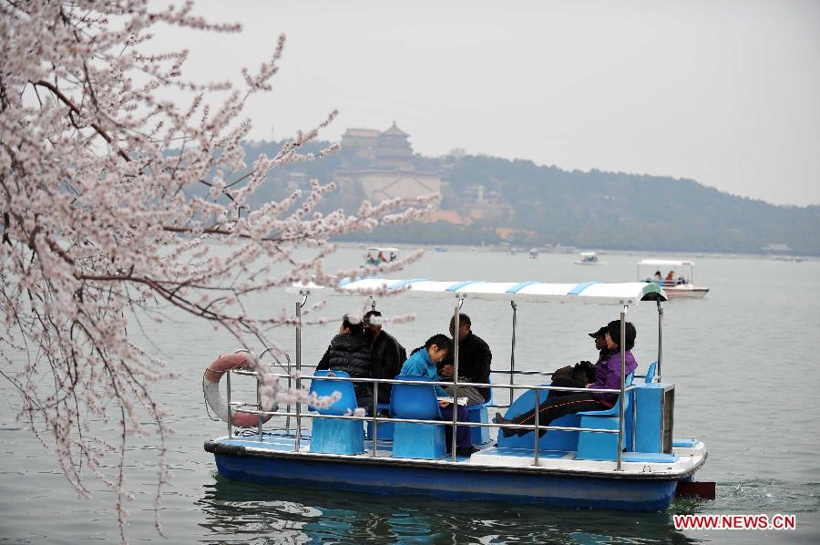 Peach flowers blossom by the Kunming Lake at the Summer Palace in Beijing, capital of China, April 4, 2013. (Xinhua/Chen Yehua) 