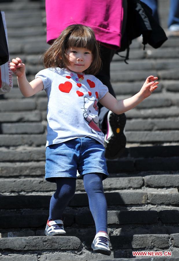 A young girl visits the Mutianyu Section of the Great Wall in Beijing, capital of China, April 6, 2013. (Xinhua/Chen Yehua)