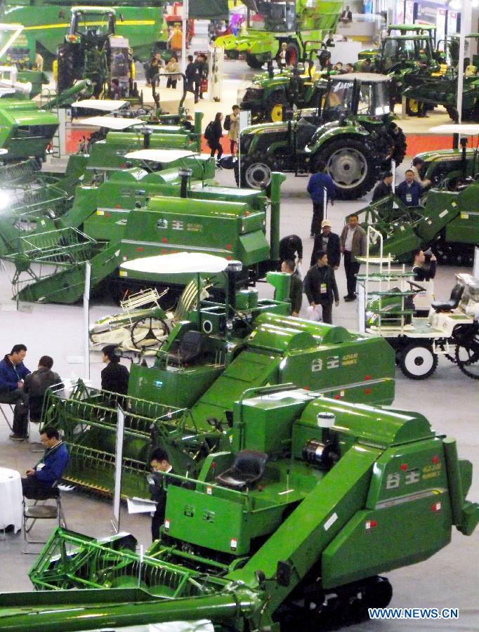 People visit the 7th China Jiangsu International Agricultural Machinery Fair in Nanjing, capital of east China's Jiangsu Province, April 9, 2013. The three-day fair kicked off on Tuesday at Nanjing International Expo Centre. (Xinhua/Wang Qiming)