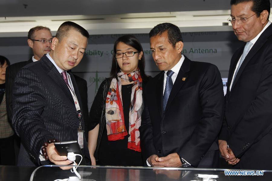 Peruvian President Ollanta Humala Tasso (2nd R) visits the Shanghai branch of Chinese telecommunications company Huawei in Shanghai, east China, April 9, 2013. (Xinhua/Ren Long)