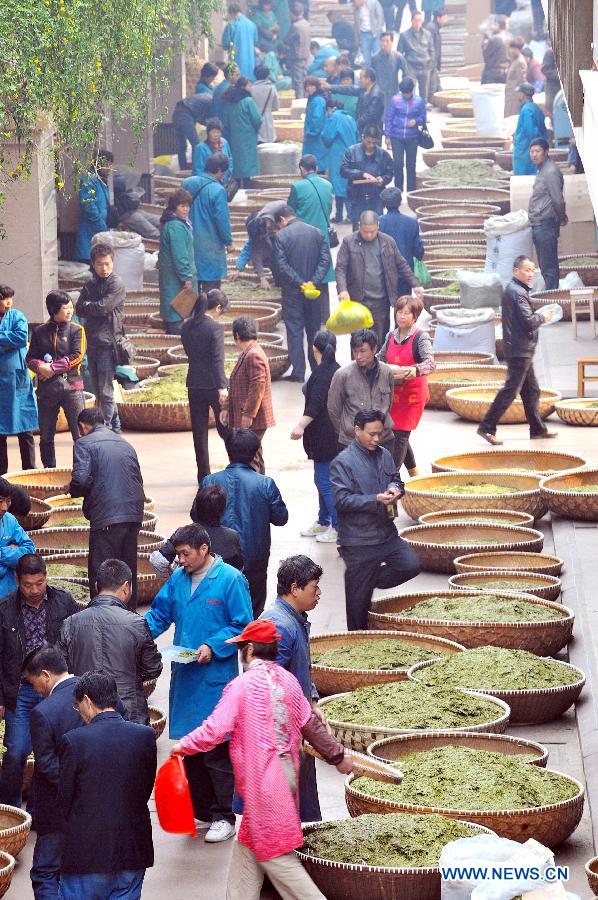 People select tea at the 2013 China Tea Conference in Xinchang County, east China's Zhejiang Province, April 9, 2013. The conference, which kicked off on Thuesday, includes a series of cultural and commercial activities like forums and tea trade fairs. (Xinhua/Yuan Yun)  