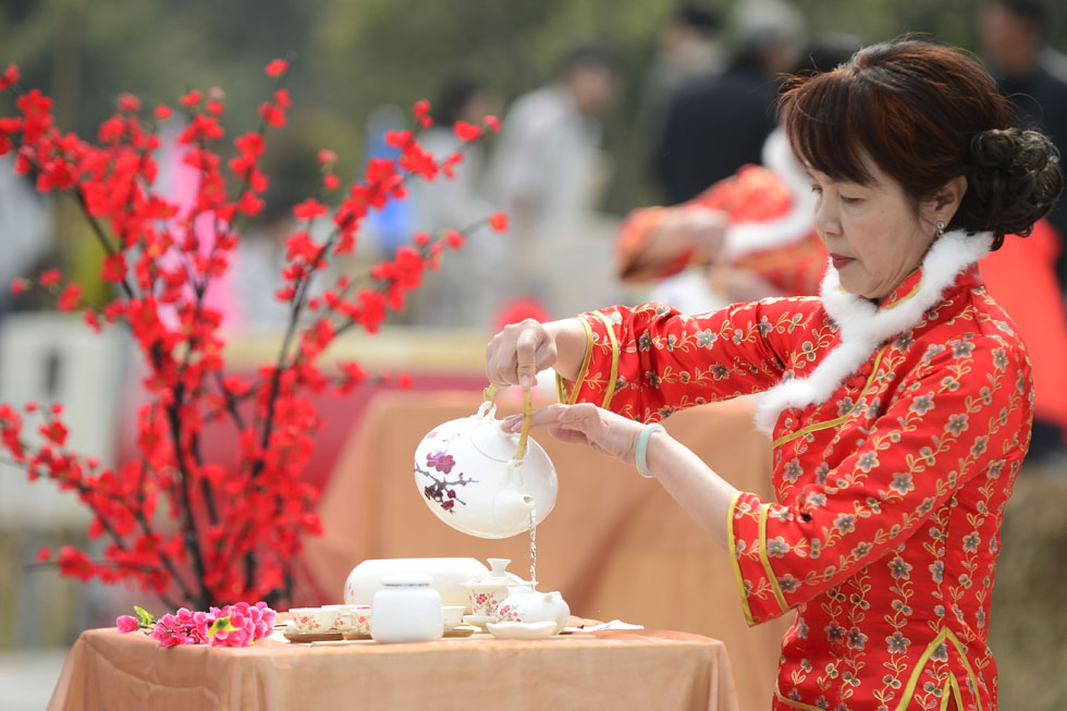 A Chinese tea art master presents a tea ceremony called “Nine Plums” during the West Lake Longjing Tea Festival held on March 29, 2013. (Xinhua Photo/ Li Zhongi)