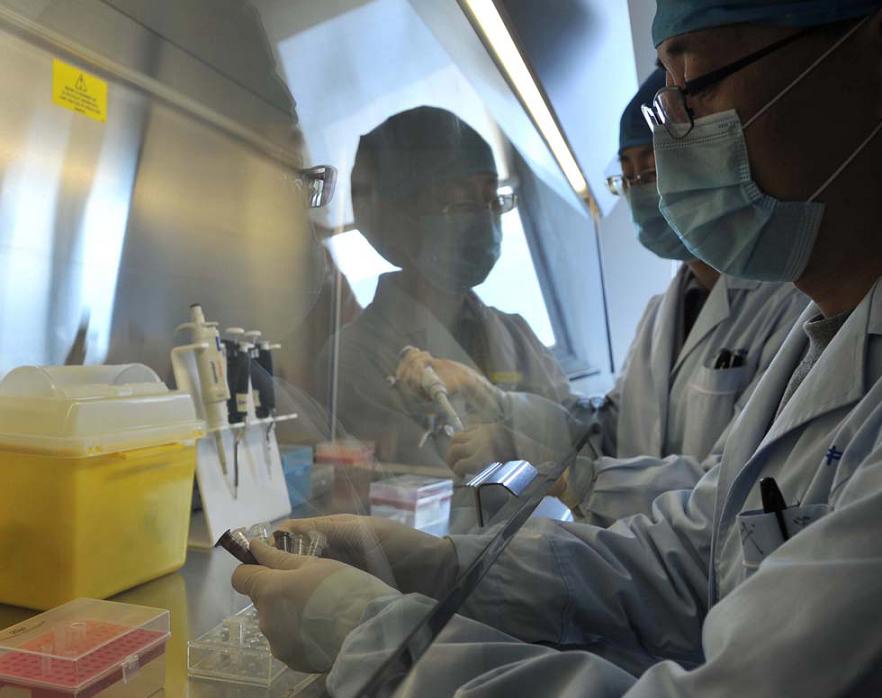 Test technicians standardize the testing process of the H7N9 avian influenza in laboratory. Beijing Center for Disease Control and Prevention (Beijing CDC) received the H7N9 laboratory detection reagents from the national CDC on April 3, 2013. (Xinhua/Li Xin)