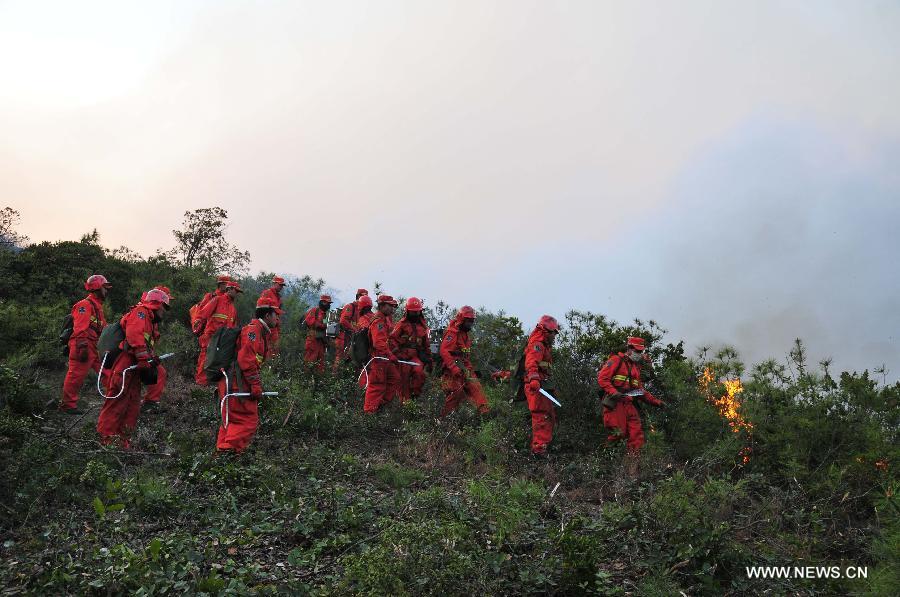 Forest policemen try to put out a forest fire in Anning, southwest China's Yunnan Province, April 9, 2013. The fire broke out around 1 p.m. (0500 GMT) in Anning City. Forest policemen and firefighters have been mobilized to quench the fire. (Xinhua/Zhong Yaojun)