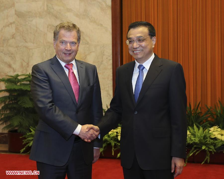 Chinese Premier Li Keqiang (R) shakes hands with Finnish President Sauli Niinisto in Beijing, capital of China, April 9, 2013. (Xinhua/Ding Lin)