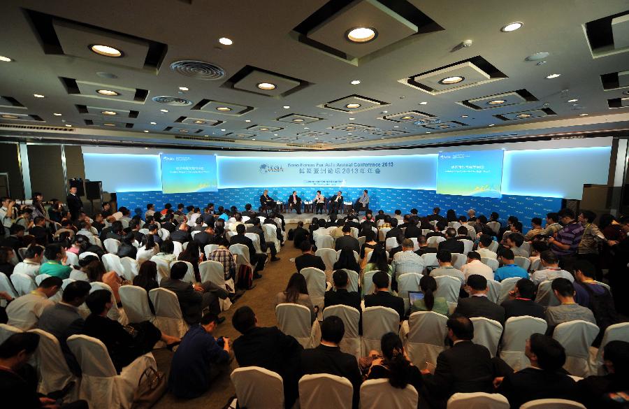 Guests and delegates attend the session of "Curbing Property Market the Right Way?" at the Boao Forum for Asia (BFA) Annual Conference 2013 in Boao, south China's Hainan Province, April 8, 2013. (Xinhua/Guo Cheng)  