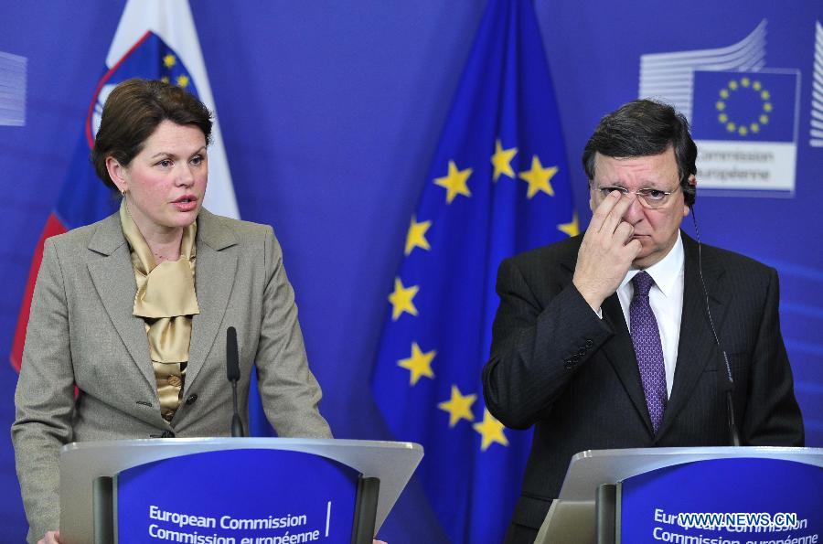 Slovenian Prime Minister Alenka Bratusek (L) and European Commission President Jose Manuel Barroso attend a press conference after their meeting at EU headquarters in Brussels, capital of Belgium, April 9, 2013. Bratusek, Slovenia's first female prime minister paid her first oversea visit to Brussels amid fears the eurozone country could ask for international financial aid. (Xinhua/Ye Pingfan)