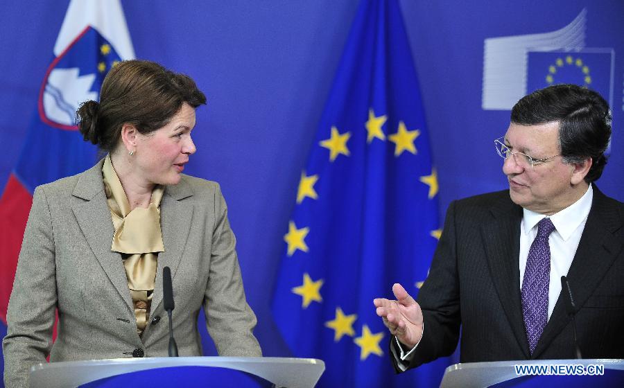 Slovenian Prime Minister Alenka Bratusek (L) and European Commission President Jose Manuel Barroso attend a press conference after their meeting at EU headquarters in Brussels, capital of Belgium, April 9, 2013. Bratusek, Slovenia's first female prime minister paid her first oversea visit to Brussels amid fears the eurozone country could ask for international financial aid. (Xinhua/Ye Pingfan)