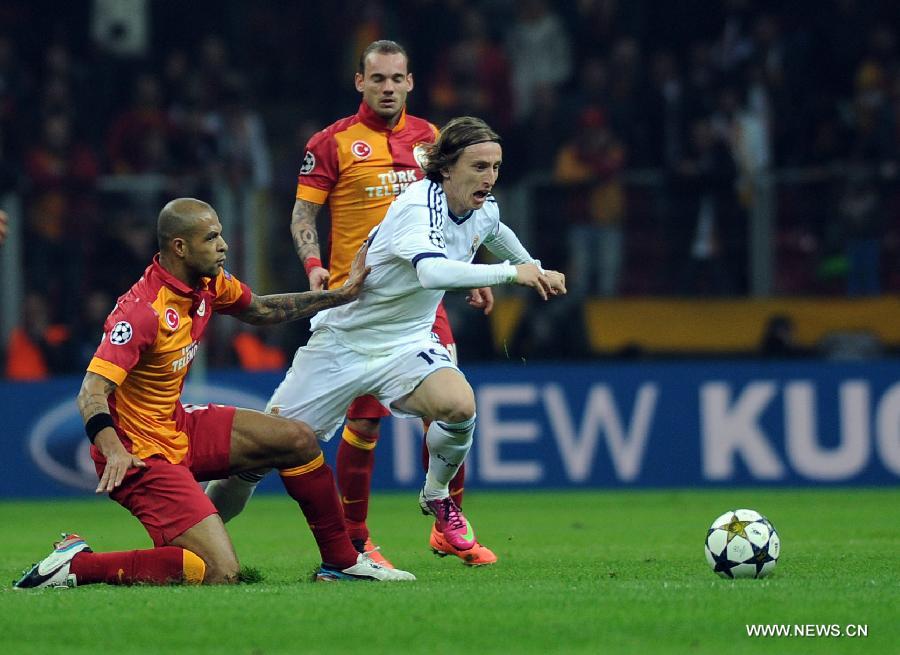 Real Madrid's Luka Modric (R) breaks through during the UEFA Champions League quarter final second leg soccer match between Galatasaray and Real Madrid in Istanbul, Turkey, April 9, 2013. Real Madrid lost 2-3 but entered the semifinal with a total result 5-3.(Xinhua/Ma Yan)