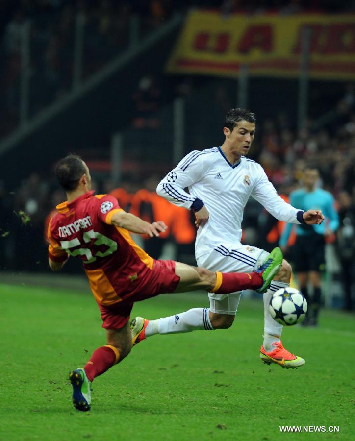 Real Madrid's Cristiano Ronaldo (R) vies with Galatasaray's Nordin Amrabat during the UEFA Champions League quarter final second leg soccer match between Galatasaray and Real Madrid in Istanbul, Turkey, April 9, 2013. Real Madrid lost 2-3 but entered the semifinal with a total result 5-3.(Xinhua/Ma Yan)