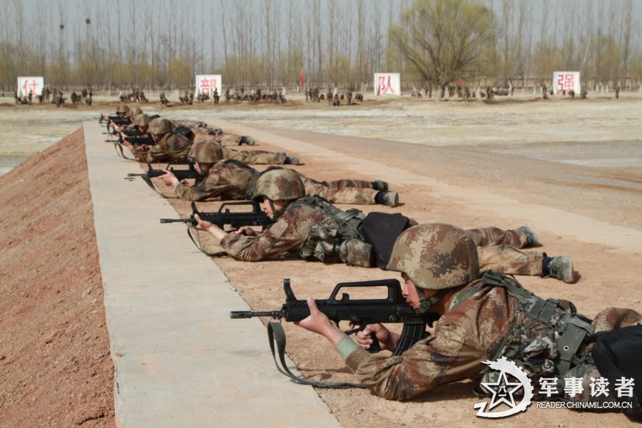 Soldiers of a regiment of the Lanzhou Military Area Command (MAC) of the Chinese People's Liberation Army (PLA) are in hard military training in the barrack. (China Military Online/Yuan Hongyan, Wang Qingbiao)