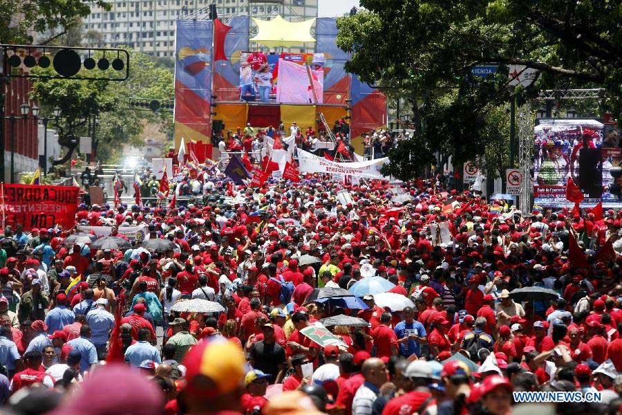 Supporters of Venezuelan Acting President and presidential candidate Nicolas Maduro, attend a rally in Caracas, capital of Venezuela, on April 9, 2013. Venezuela will hold presidential elections on April 14.(Xinhua/AVN)