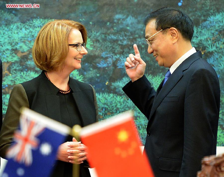 Chinese Premier Li Keqiang (R) and Australian Prime Minister Julia Gillard attend the signing ceremony of a series of agreements covering recyclable energy, financing, drug control and development aid after their talks in Beijing, capital of China, April 9, 2013. (Xinhua/Liu Jiansheng) 